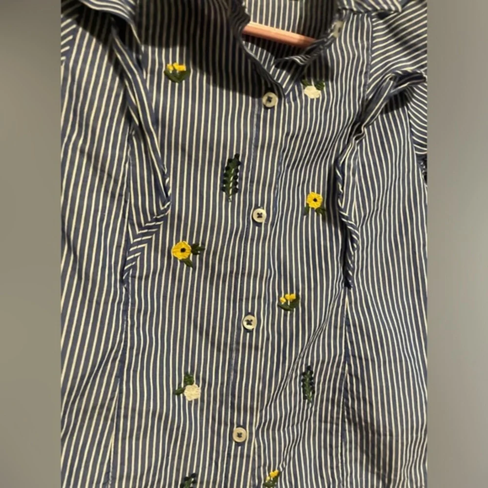 ZARA GIRLS striped collared dress shirt‎ with floral design and ruffles size 5